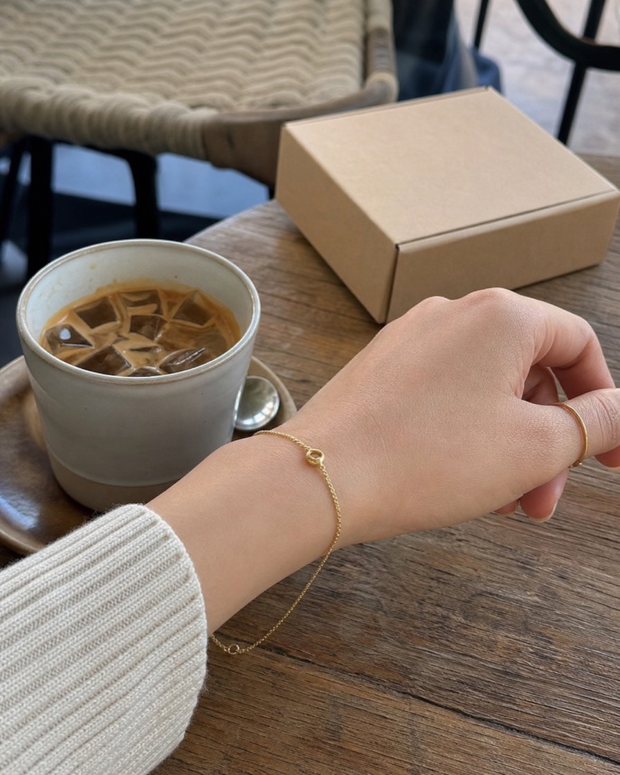 Anuncio UGC para Accesorios: La pieza puesta, un plano cercano en la mano para dar escala y el look completo.