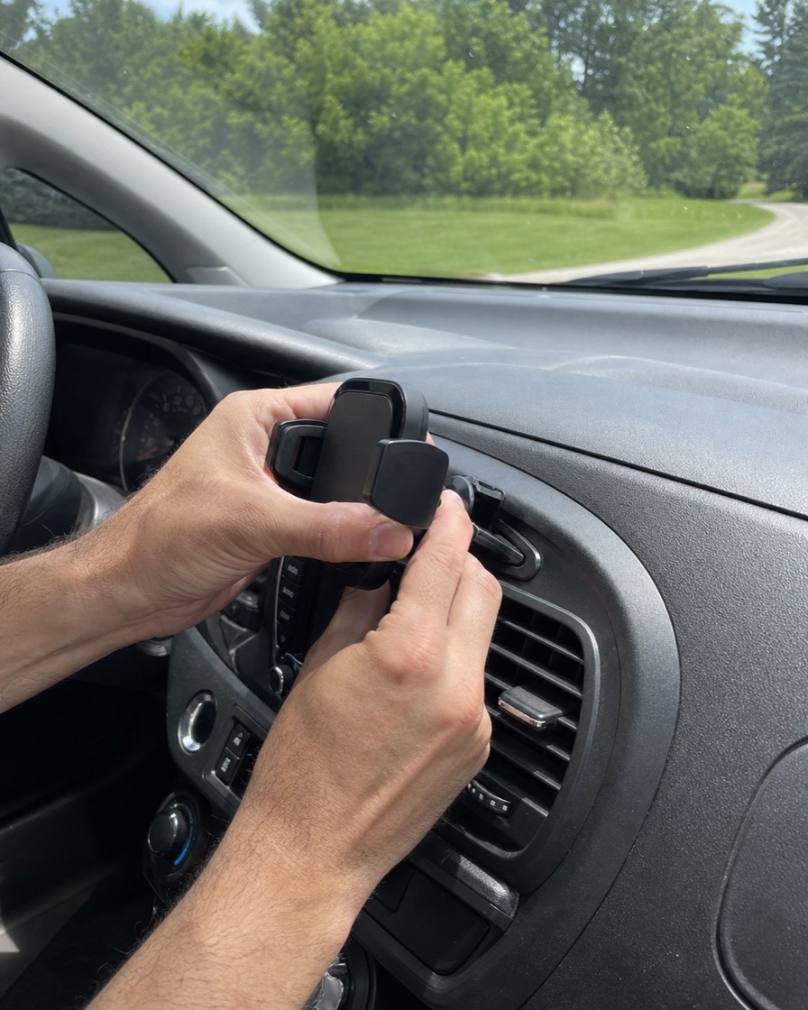 Anuncio UGC para Automotriz: Apertura del empaque, montaje de la pieza y toma final ya instalada en el auto.