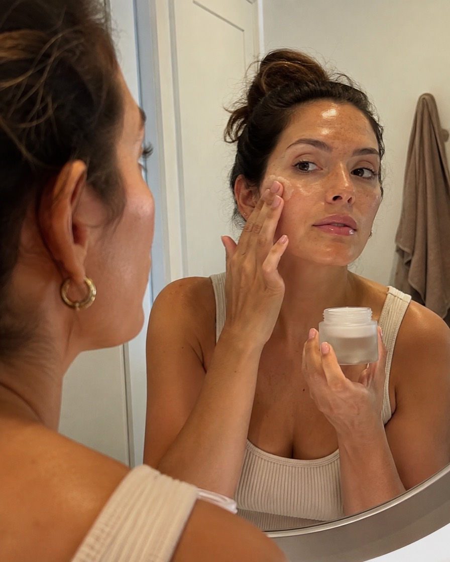 Anuncio UGC para Belleza: Aplicación en secuencia, plano de la textura del producto y el resultado sobre la piel.